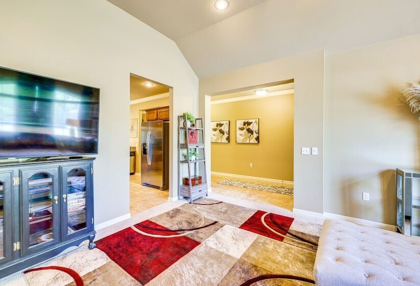 Spacious Family Home 3 Mi To Downtown Fayetteville