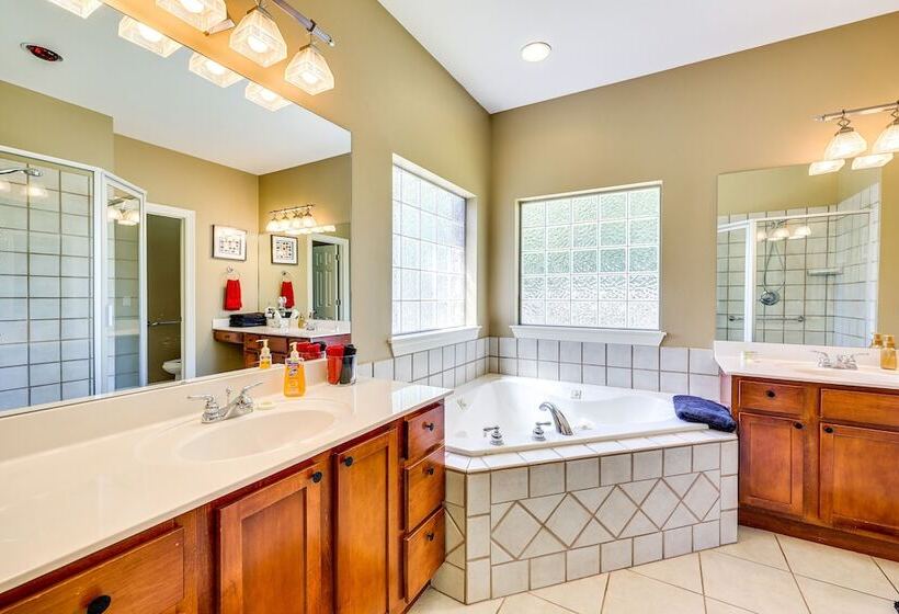 Spacious Family Home 3 Mi To Downtown Fayetteville