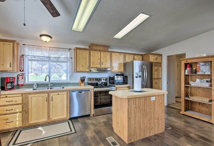 Spacious Family Home W/ Kayak + Deck On Bear Lake!