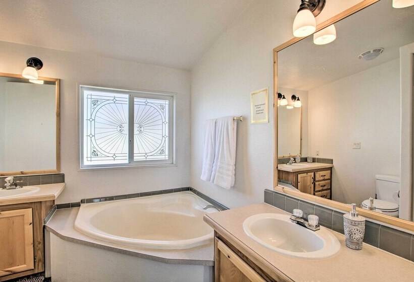 Spacious Family Home W/ Kayak + Deck On Bear Lake!