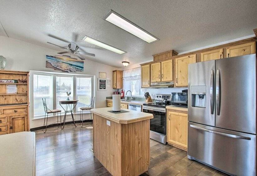 Spacious Family Home W/ Kayak + Deck On Bear Lake!