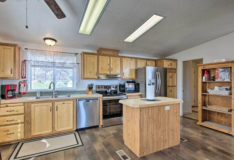 Spacious Family Home W/ Kayak + Deck On Bear Lake!