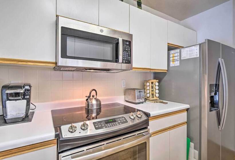 Spacious Frisco Retreat W/ Private Hot Tub!