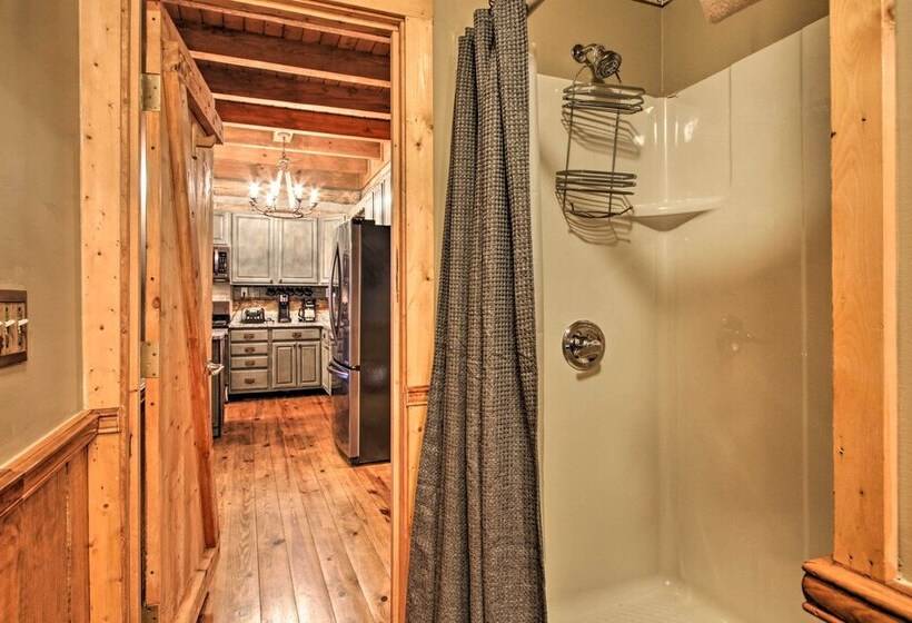 Spacious Gatlinburg Cabin W/ Hot Tub & Game Room!