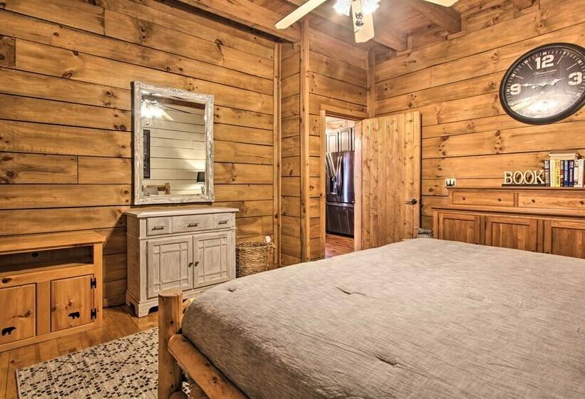 Spacious Gatlinburg Cabin W/ Hot Tub & Game Room!