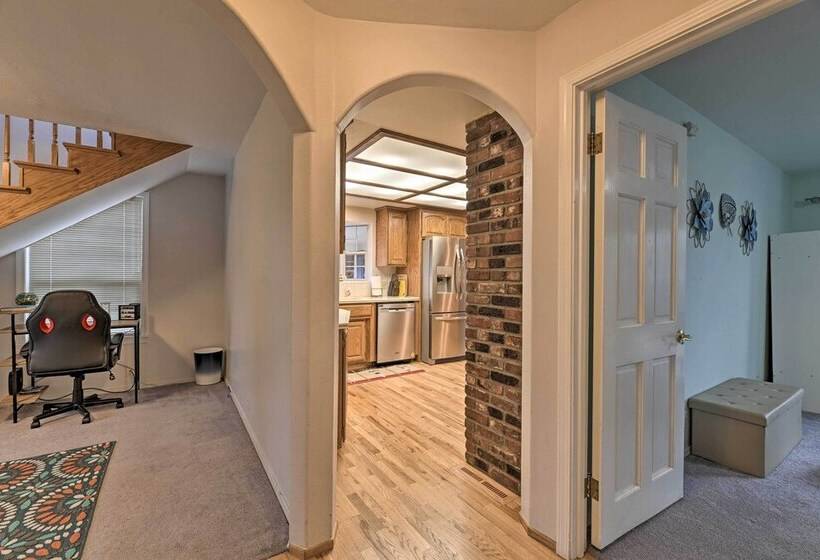 Spacious Grants Pass Home W/ Hot Tub & Views!