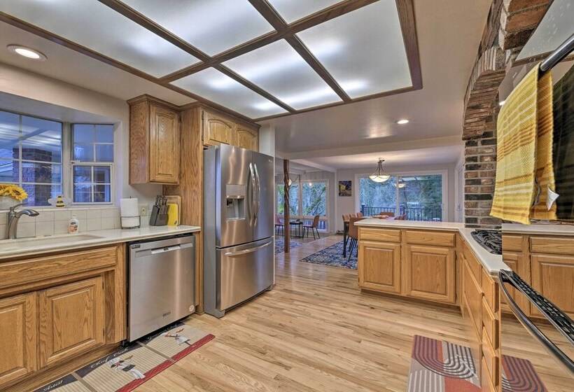 Spacious Grants Pass Home W/ Hot Tub & Views!