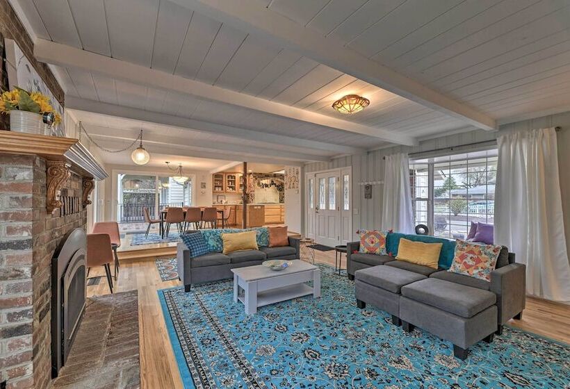 Spacious Grants Pass Home W/ Hot Tub & Views!