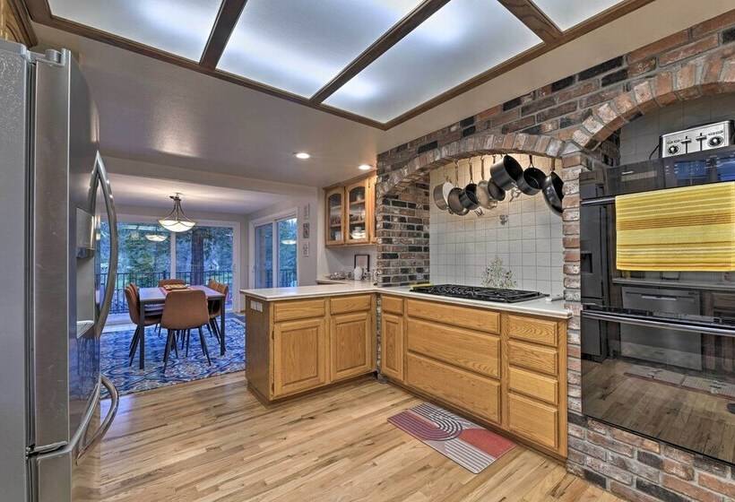 Spacious Grants Pass Home W/ Hot Tub & Views!