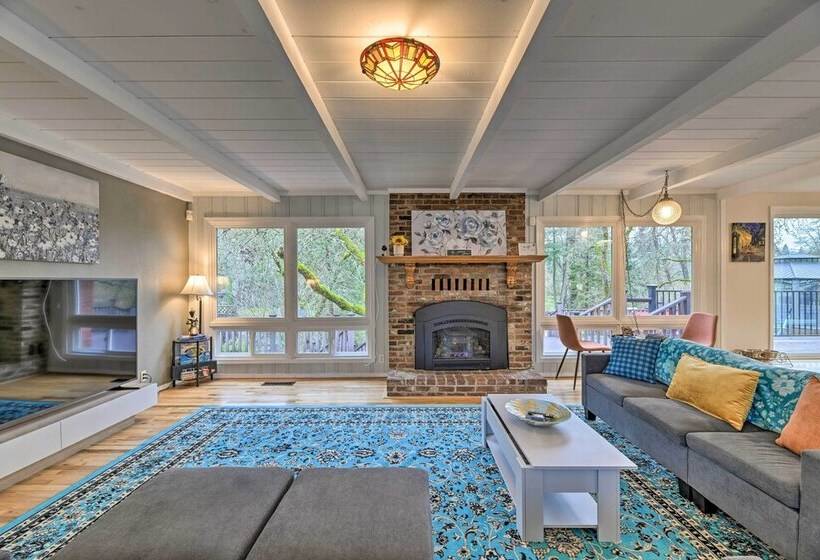 Spacious Grants Pass Home W/ Hot Tub & Views!