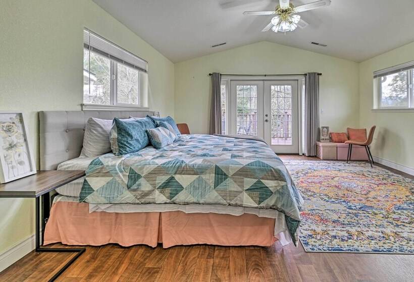 Spacious Grants Pass Home W/ Hot Tub & Views!