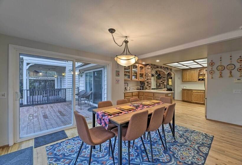 Spacious Grants Pass Home W/ Hot Tub & Views!