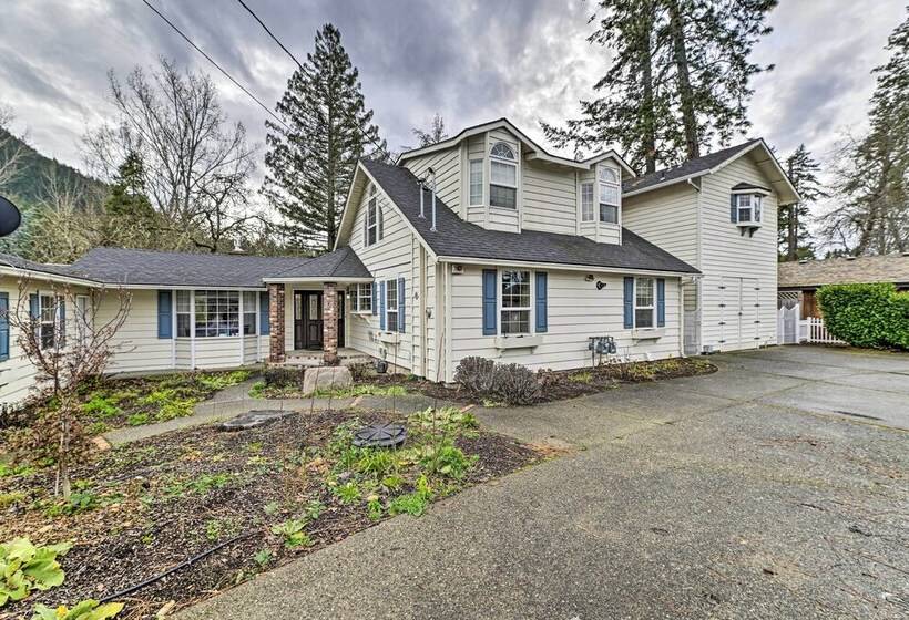 Spacious Grants Pass Home W/ Hot Tub & Views!