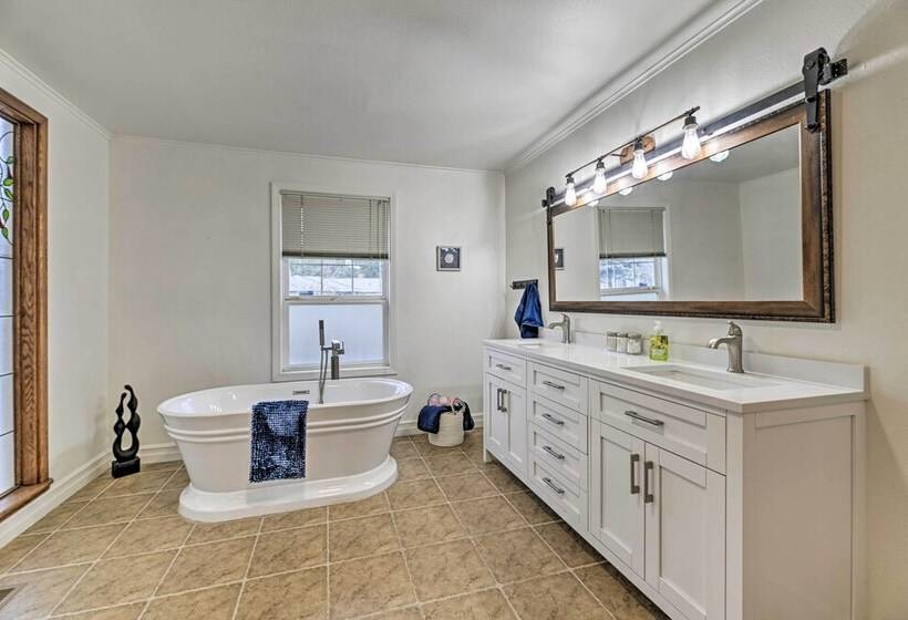 Spacious Grants Pass Home W/ Hot Tub & Views!