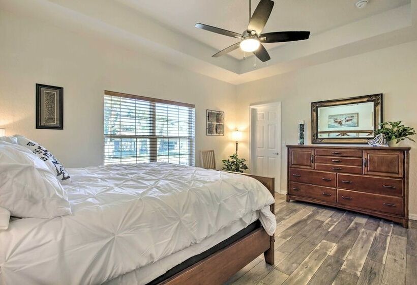 Canalside Crystal River Home W/ Dock & Kayaks