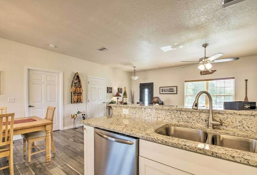 Canalside Crystal River Home W/ Dock & Kayaks