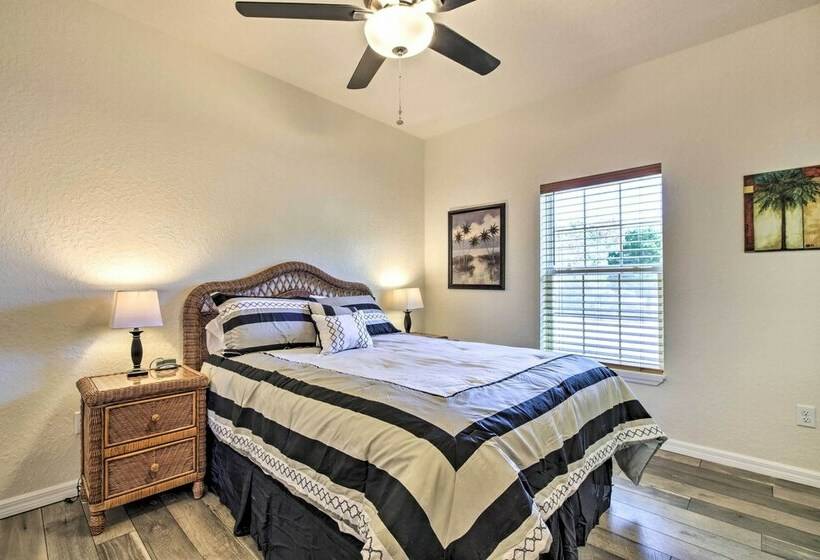 Canalside Crystal River Home W/ Dock & Kayaks