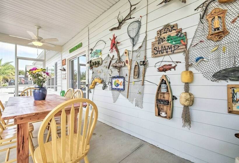 Canalside Crystal River Home W/ Dock & Kayaks