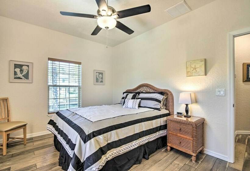 Canalside Crystal River Home W/ Dock & Kayaks