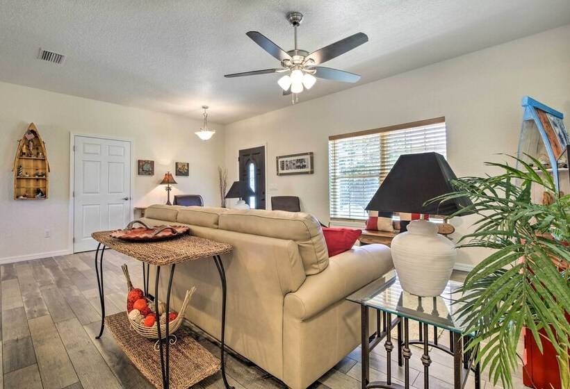 Canalside Crystal River Home W/ Dock & Kayaks