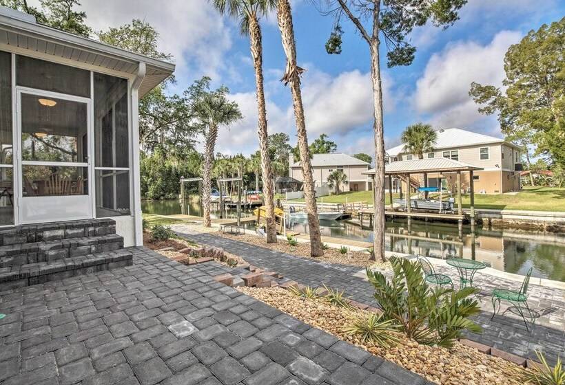 Canalside Crystal River Home W/ Dock & Kayaks