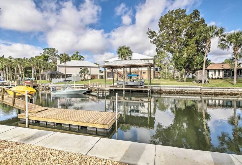 Canalside Crystal River Home W/ Dock & Kayaks