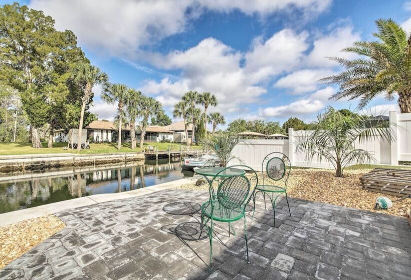 Canalside Crystal River Home W/ Dock & Kayaks