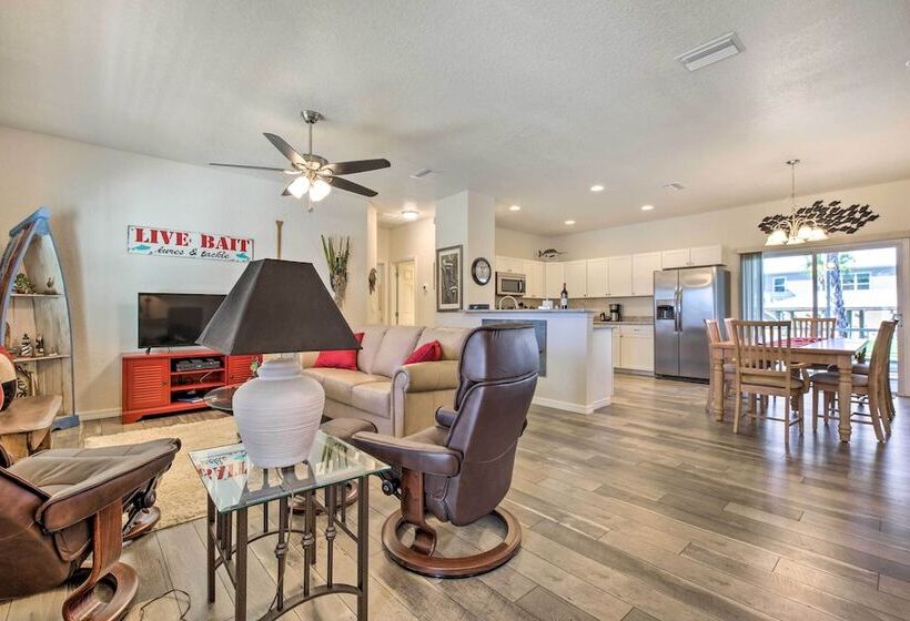 Canalside Crystal River Home W/ Dock & Kayaks