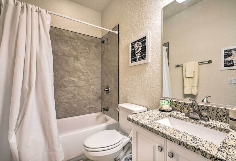 Canalside Crystal River Home W/ Dock & Kayaks