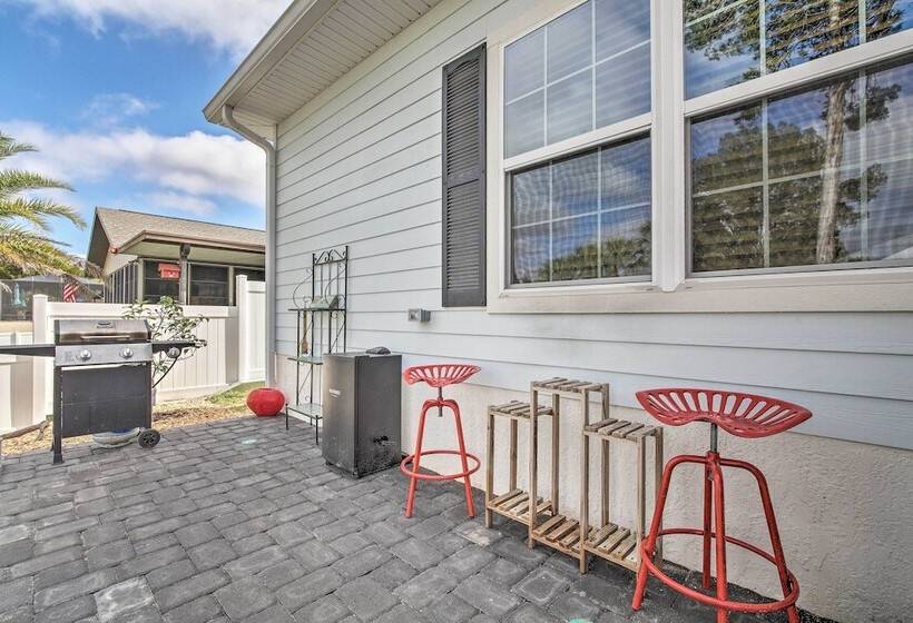 Canalside Crystal River Home W/ Dock & Kayaks