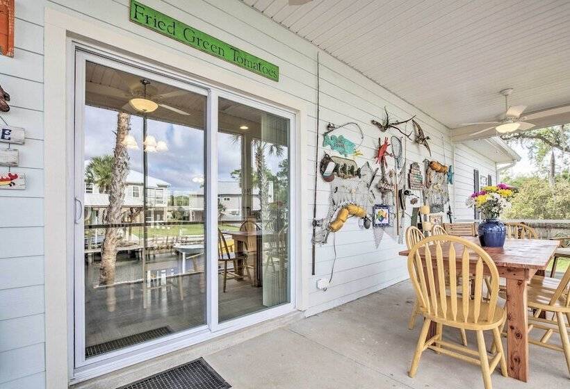 Canalside Crystal River Home W/ Dock & Kayaks