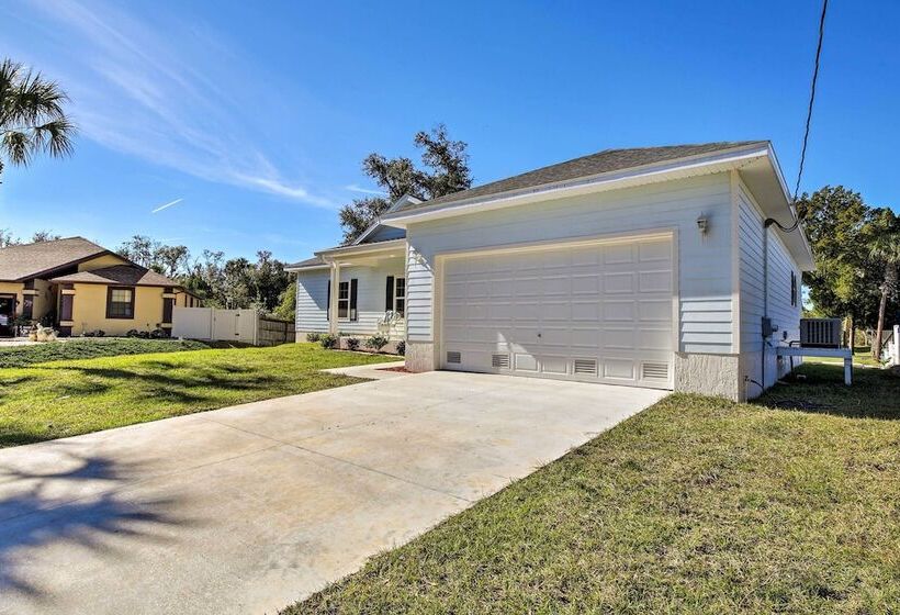 Canalside Crystal River Home W/ Dock & Kayaks