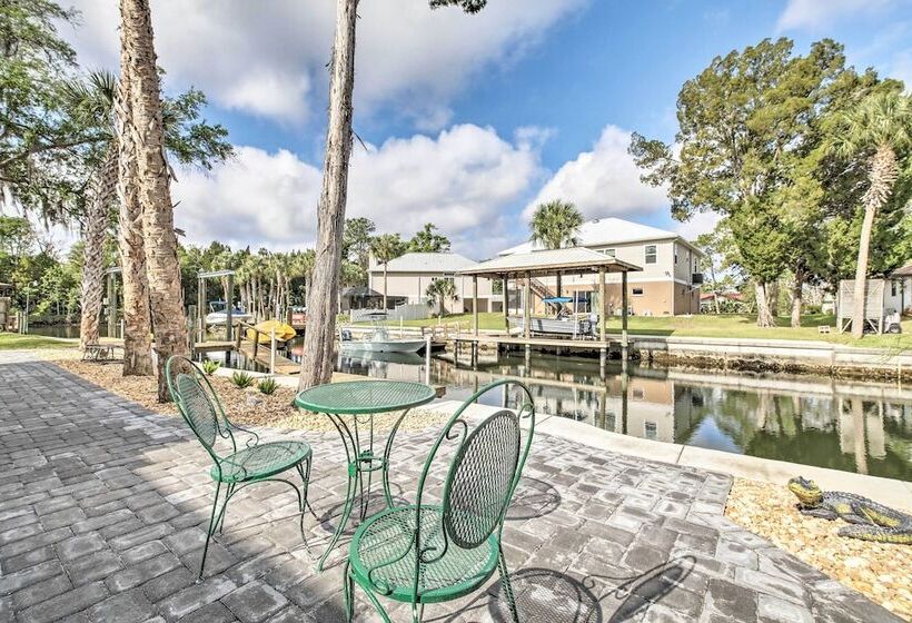 Canalside Crystal River Home W/ Dock & Kayaks