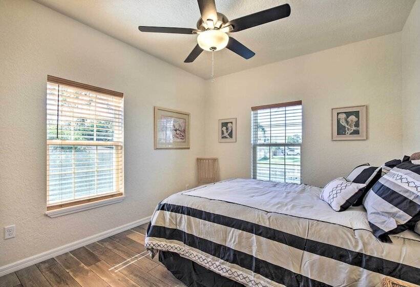 Canalside Crystal River Home W/ Dock & Kayaks