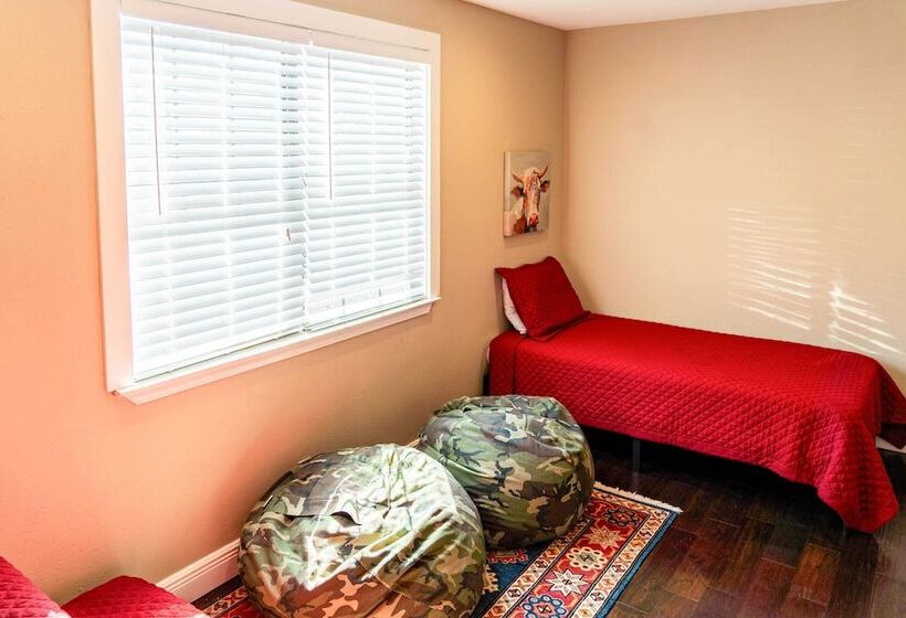 Spacious New Braunfels Escape W/ Private Deck!