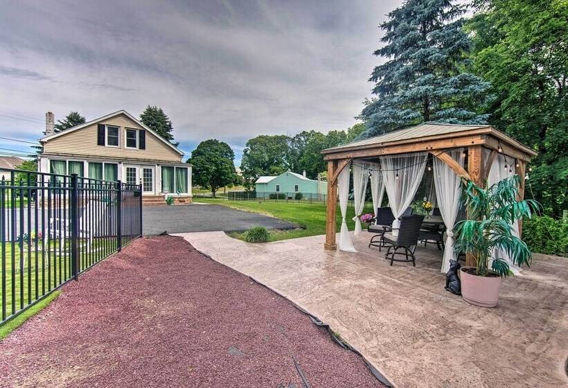 Spacious Retreat W/ Pool ~ 2 Mi To Hershey Park!
