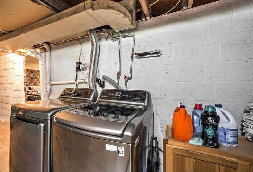 Spacious Retreat W/ Pool ~ 2 Mi To Hershey Park!
