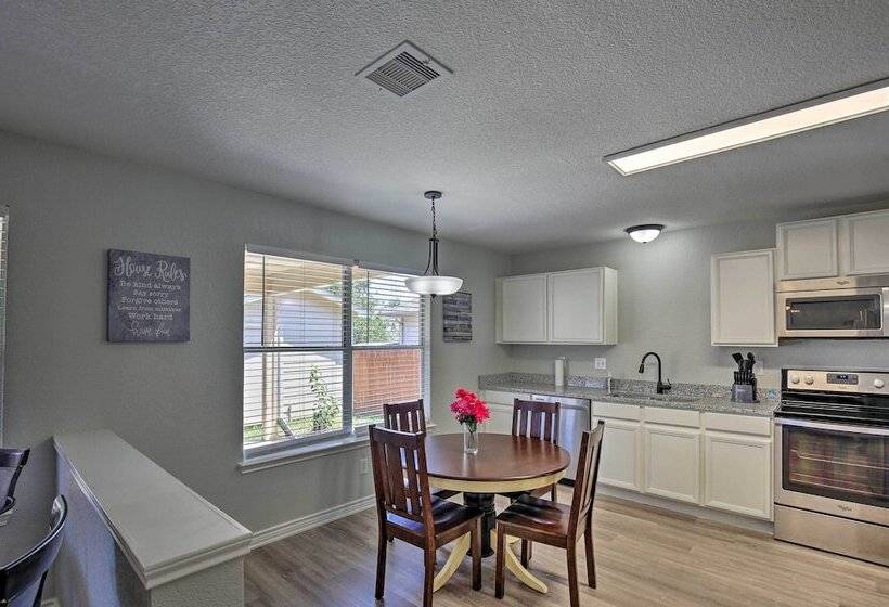 Spacious San Antonio Home ~ 9 Miles To Usta!