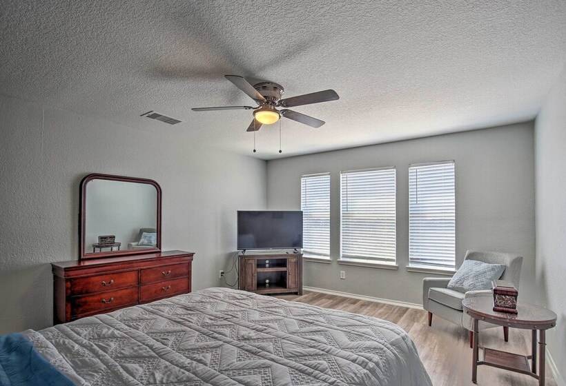 Spacious San Antonio Home ~ 9 Miles To Usta!