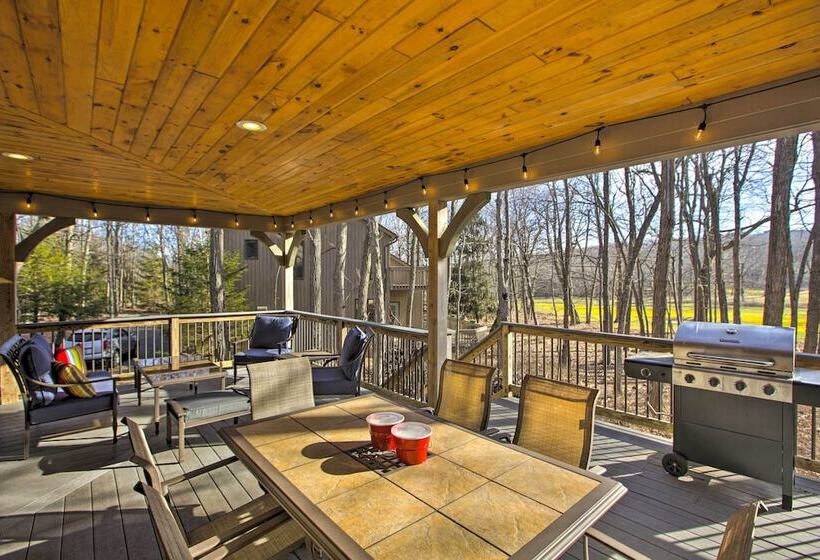 Spacious Wintergreen Resort Home W/ Hot Tub!