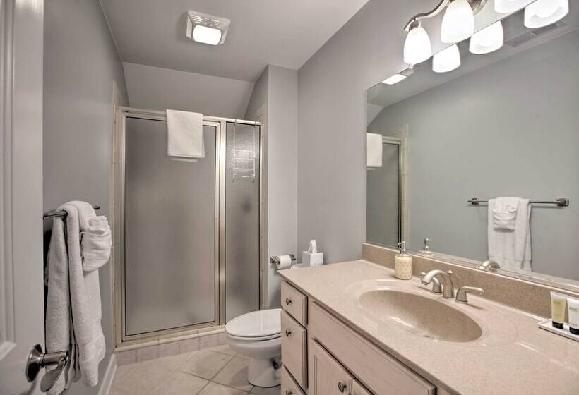 Spacious Wintergreen Resort Home W/ Hot Tub!