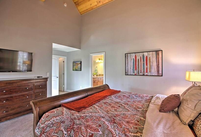 Spacious Wintergreen Resort Home W/ Hot Tub!