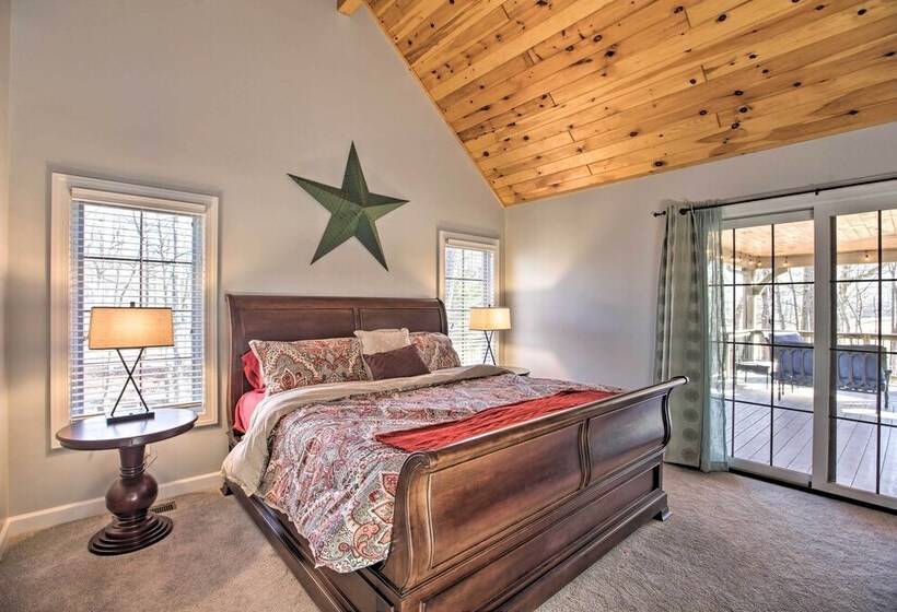Spacious Wintergreen Resort Home W/ Hot Tub!