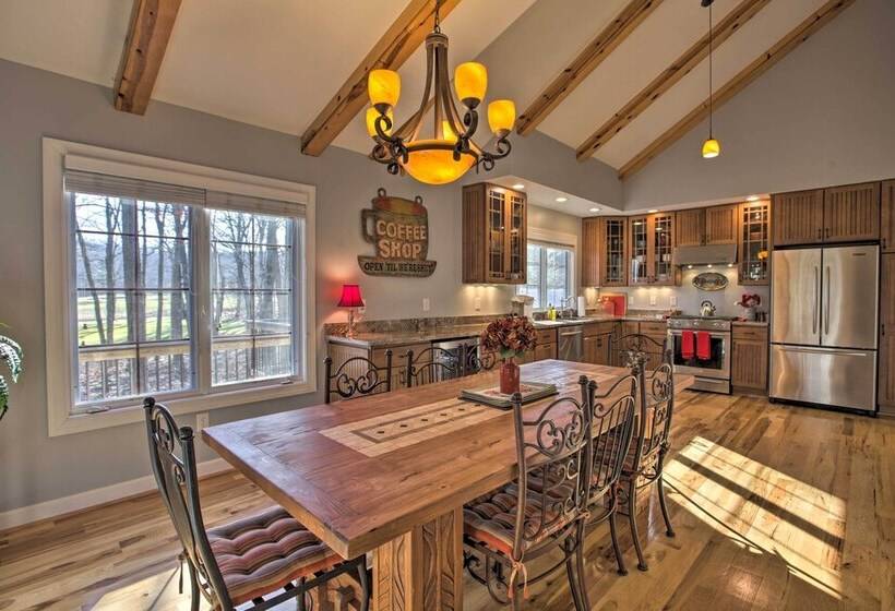 Spacious Wintergreen Resort Home W/ Hot Tub!