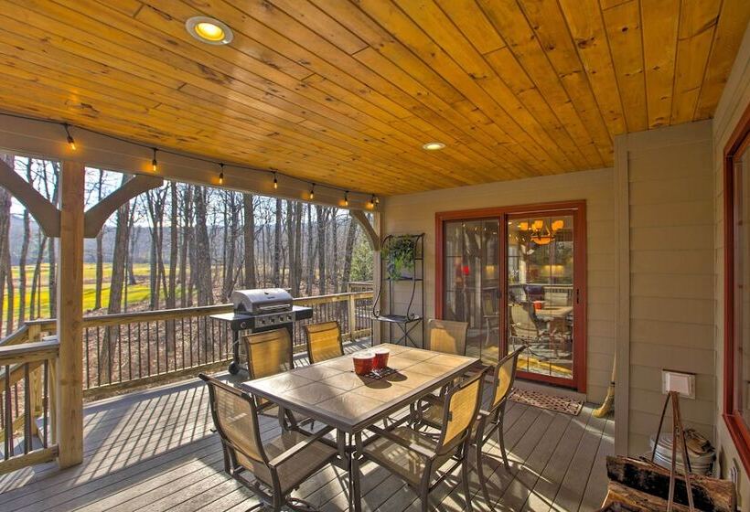 Spacious Wintergreen Resort Home W/ Hot Tub!