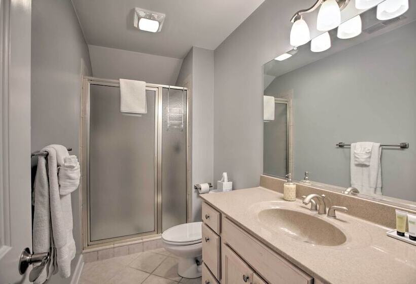 Spacious Wintergreen Resort Home W/ Hot Tub!