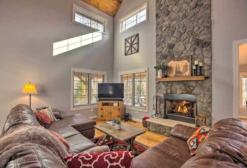Spacious Wintergreen Resort Home W/ Hot Tub!
