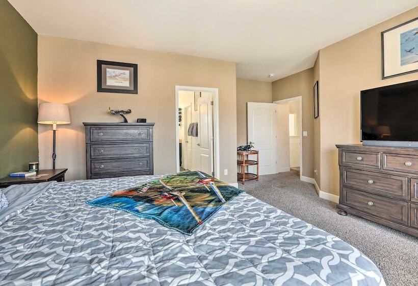 Sparks Home W/ Air Racing Decor + Hot Tub!