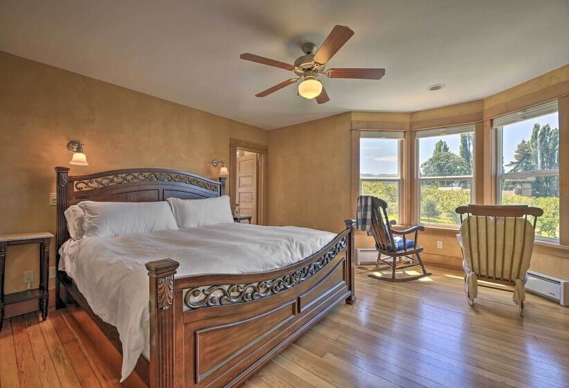 Storybook Glade Historical Homestead W/ Views!