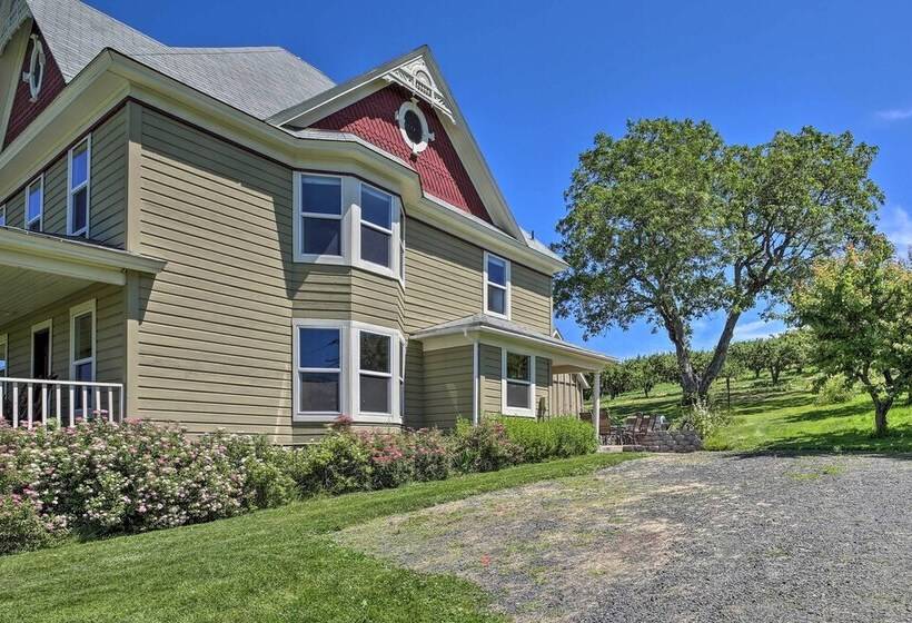 Storybook Glade Historical Homestead W/ Views!